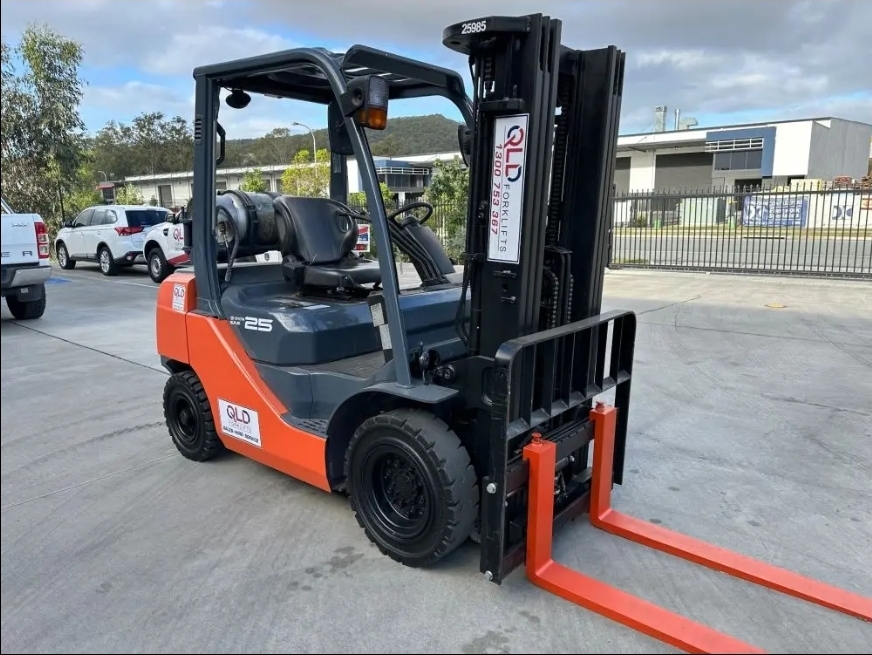 Toyota 8FG25 Forklift — view 1